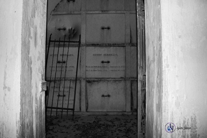 Horror in Photos: Can You See The Ghosts?